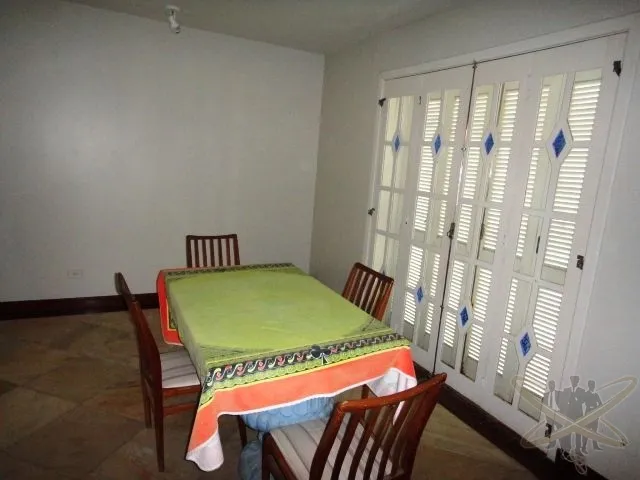 Casa bem localizada construída sob 03 lotes.: 7ª foto da galeria de imagens do imóvel
