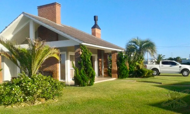 Casa mobiliada. Condomínio beira de lagoa!