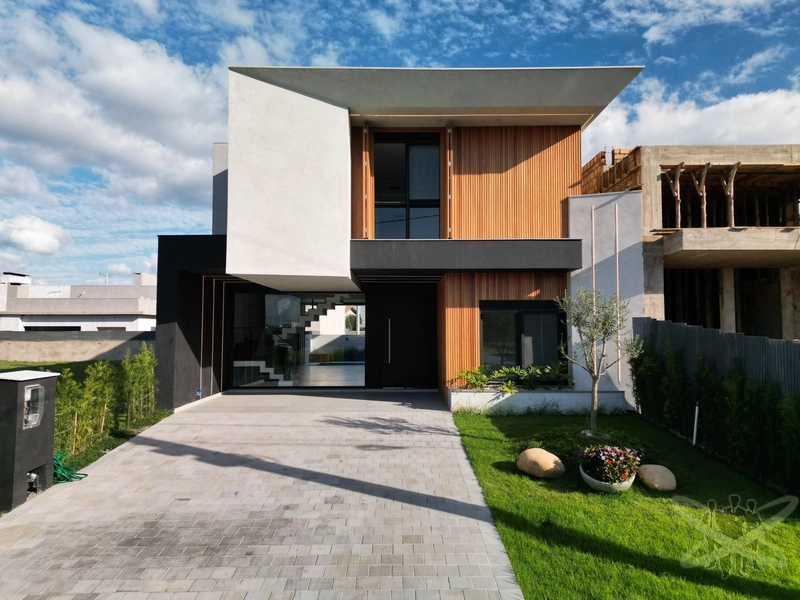 Sobrado com 04 suites, uma máster com hidro e closed.
