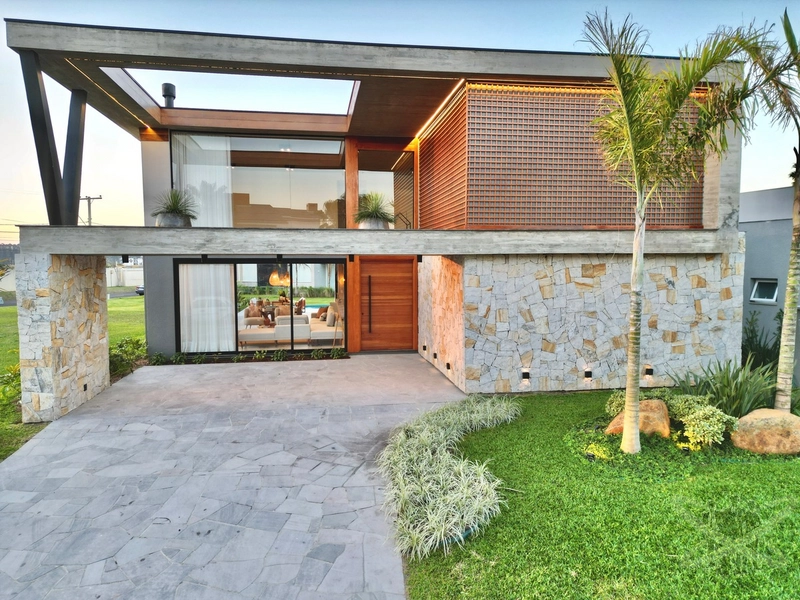 Sobrado beira lago com 05 suites no condomínio Enseada Lagos.