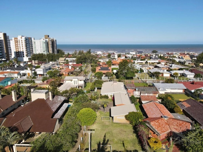 Casa em Atlântida construída sob 02 terrenos: 6ª foto da galeria de imagens do imóvel