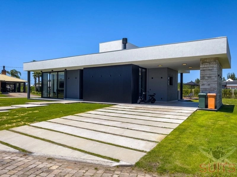 Casa com 05 suites e piscina no condomínio Lagoa do Passo.
