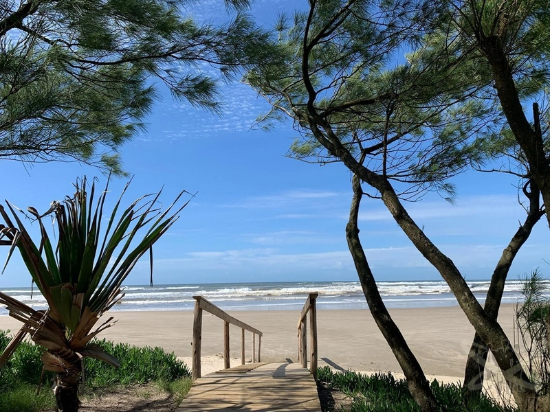 Terreno em Xangri-lá e próximo a todos recursos da praia.: 1ª foto da galeria de imagens do imóvel