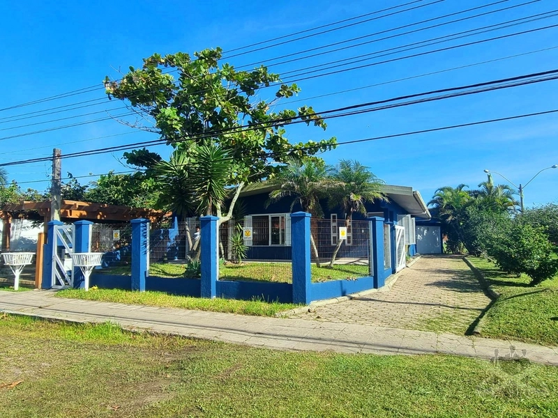 Casa com 03 dormitórios no centro de Xangri-lá.: 1ª foto da galeria de imagens do imóvel