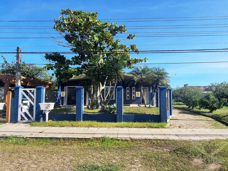 Casa com 03 dormitórios no centro de Xangri-lá.: 3ª foto da galeria de imagens do imóvel