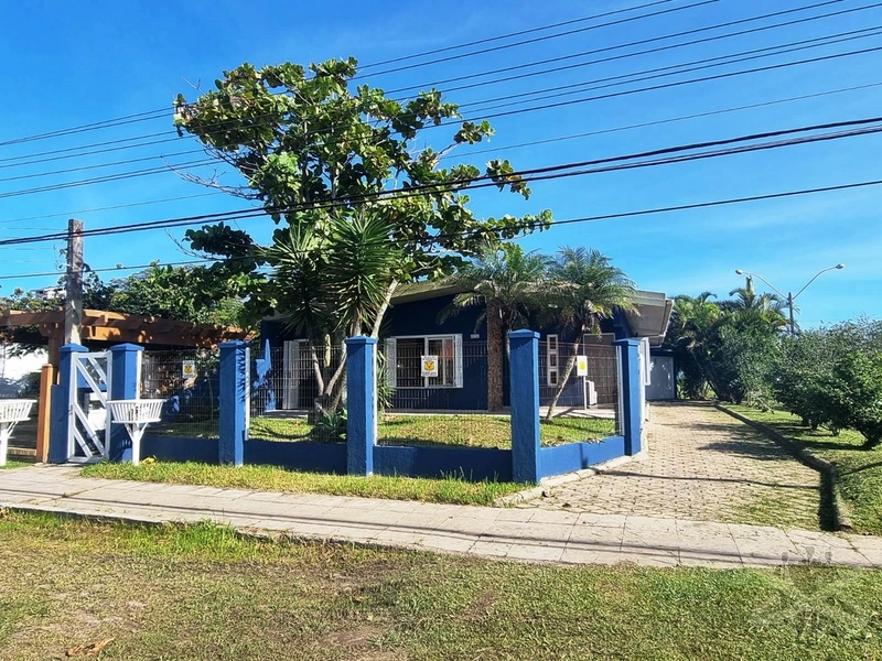 Casa com 03 dormitórios no centro de Xangri-lá.: 2ª foto da galeria de imagens do imóvel