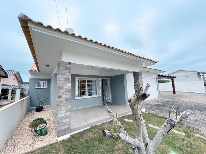 Casa com 02 terrenos no centro de Xangri-lá.: 1ª foto da galeria de imagens do imóvel