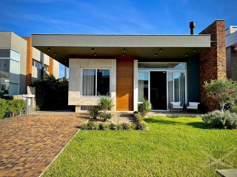 Casa com 04 suites no condomínio Villaggio Atlântida.