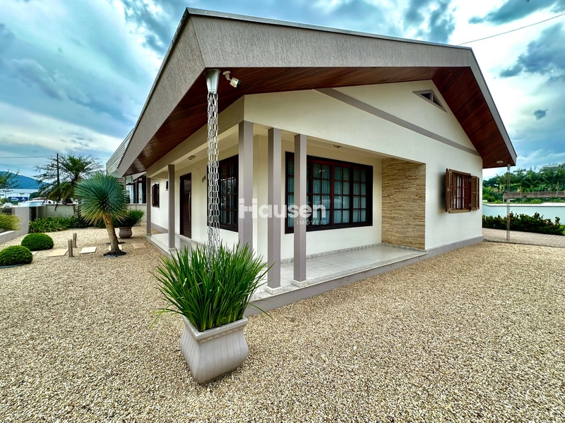 Casa com Piscina no Centro de Guabiruba!: 2ª foto da galeria de imagens do imóvel