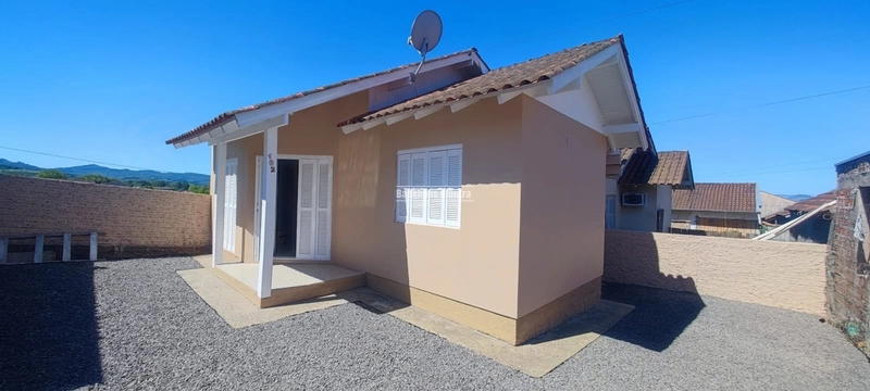 Taquara - Casa de Alvenaria para Locação – Bairro Medianeira: 3ª foto da galeria de imagens do imóvel