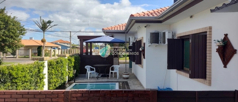 Casa 5 dormitórios, 1 suíte, 2 vagas, 450m² no bairro Centro em Xangri-lá para Comprar