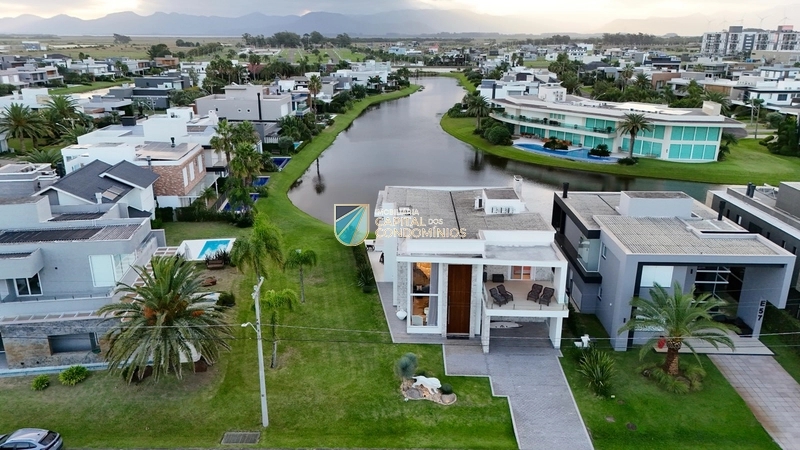 Sobrado 5 dormitórios, 5 suítes, 2 vagas, 348m² no bairro Enseada em Xangri-lá para Comprar
