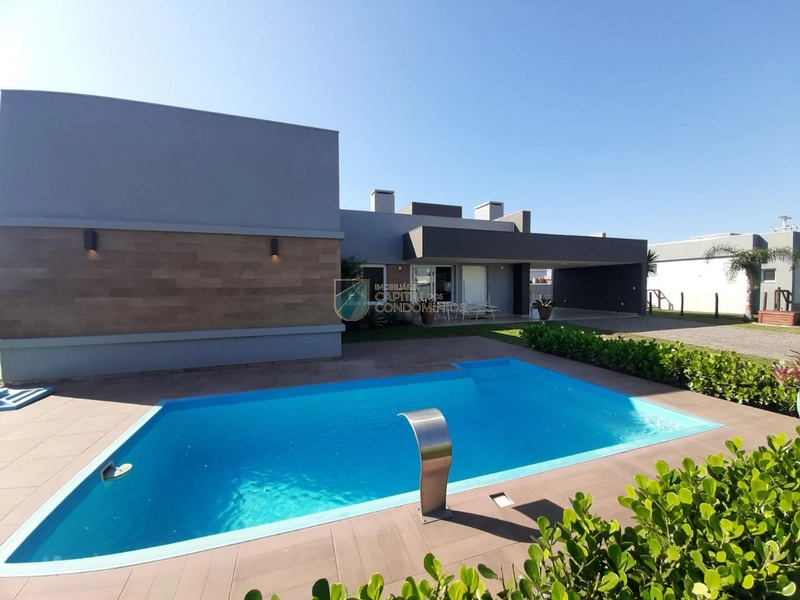 Casa mobiliada e em localização central em condomínio náutico.