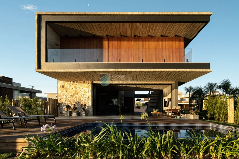 Maravilhoso sobrado em beira de lago no Sea Coast