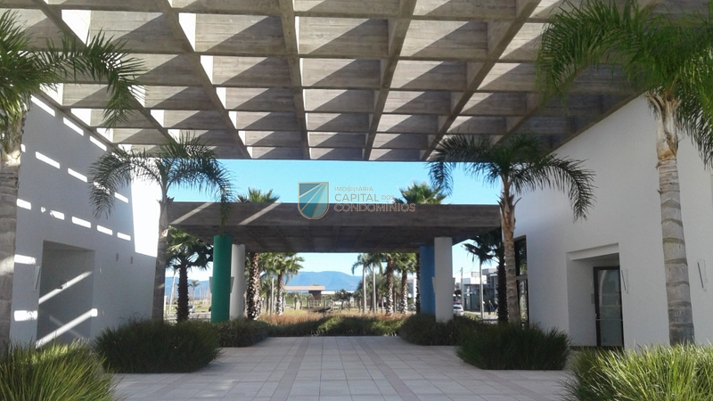 Terreno frente leste e fundos para o lago em condomínio fechado: 2ª foto da galeria de imagens do imóvel