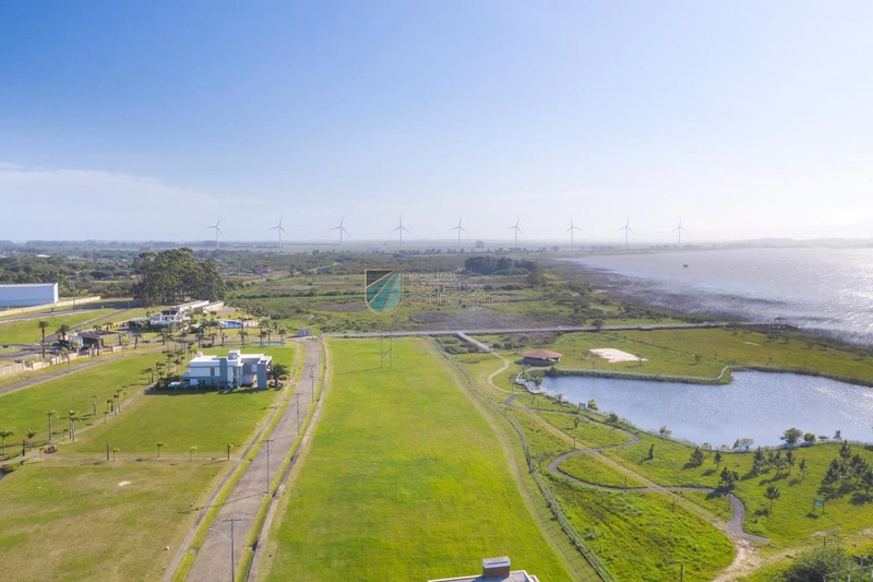 Terreno frente leste e fundos para o lago em condomínio fechado: 11ª foto da galeria de imagens do imóvel