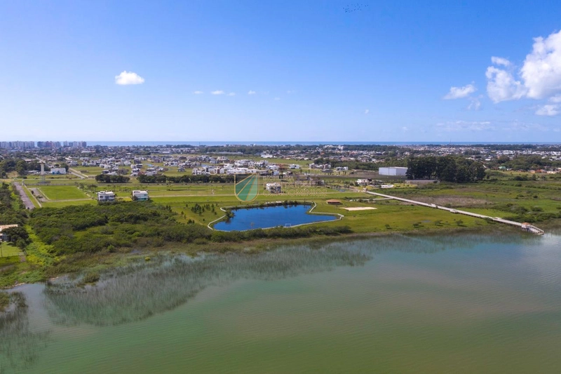 Terreno frente leste e fundos para o lago em condomínio fechado: 13ª foto da galeria de imagens do imóvel