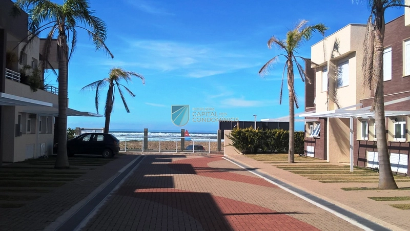 Excelente sobrado em condomínio a beira mar em Atlântida: 1ª foto da galeria de imagens do imóvel