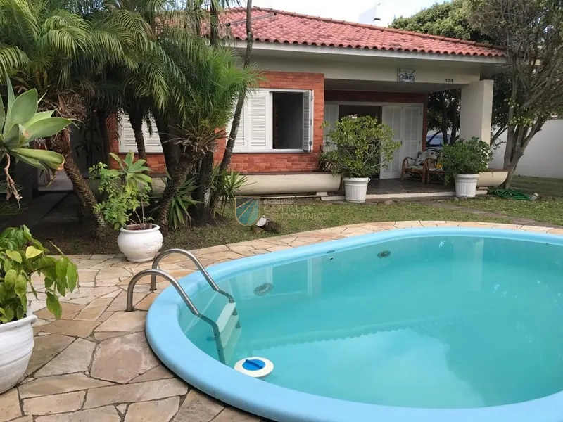 Bela casa mobiliada e com piscina a poucas quadras do mar em Atlântida: 2ª foto da galeria de imagens do imóvel