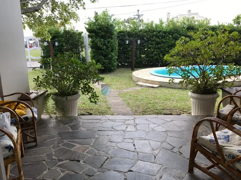 Bela casa mobiliada e com piscina a poucas quadras do mar em Atlântida: 4ª foto da galeria de imagens do imóvel