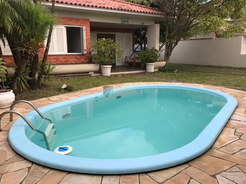 Bela casa mobiliada e com piscina a poucas quadras do mar em Atlântida: 1ª foto da galeria de imagens do imóvel