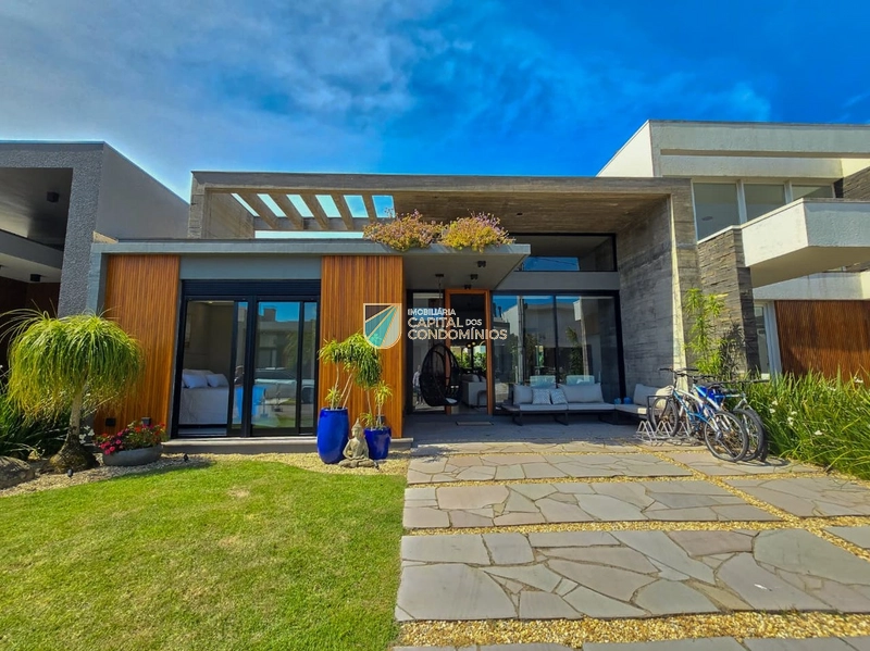 Casa térrea com piscina no condomínio Blue