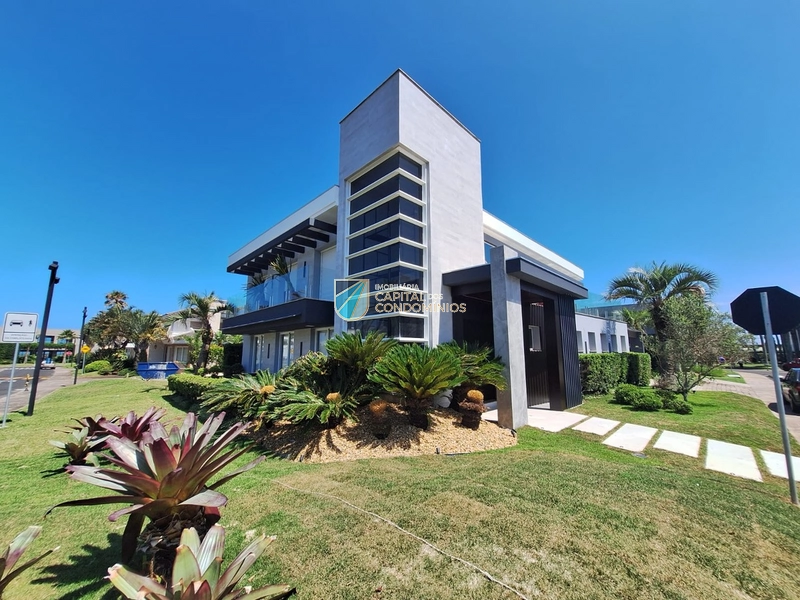 Sobrado em condomínio à beira mar em Xangri-lá.