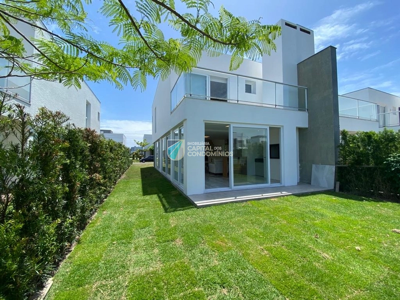 Sobrado novo em condomínio fechado