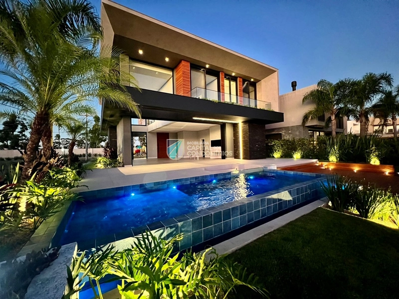 Sobrado beira lago no condomínio Malibu: 3ª foto da galeria de imagens do imóvel