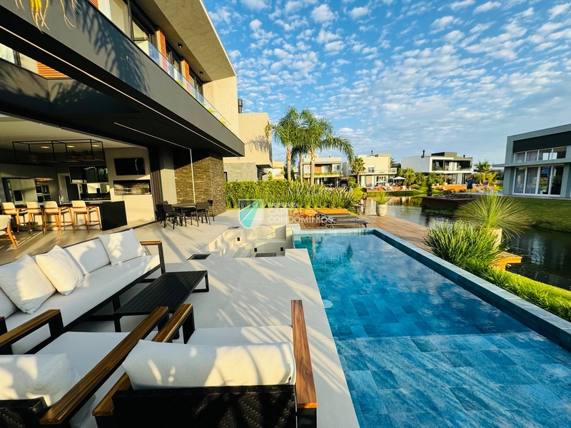 Sobrado beira lago no condomínio Malibu: 2ª foto da galeria de imagens do imóvel