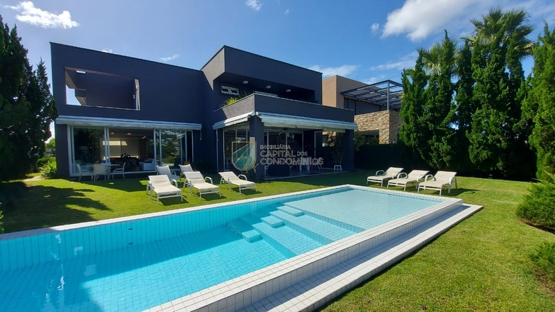 Sobrado em condomínio fechado em Atlântida