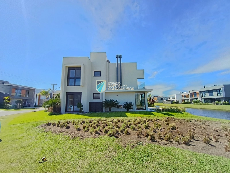 Sobrado beira lago de esquina