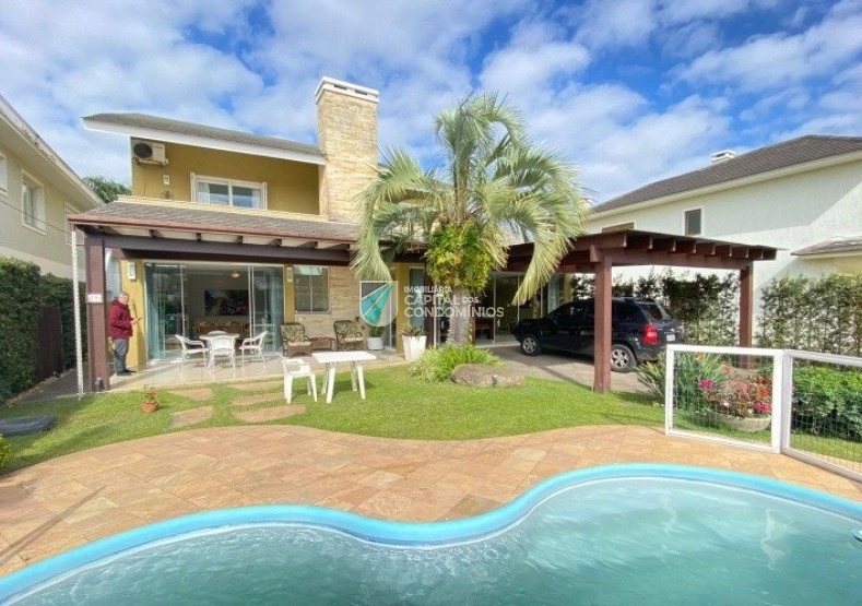 Sobrado com piscina em Atlântida