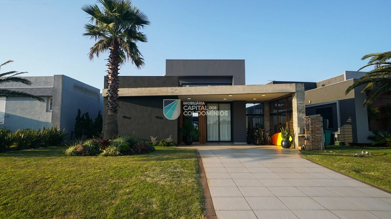Casa mobiliada com fundos para área verde: 1ª foto da galeria de imagens do imóvel