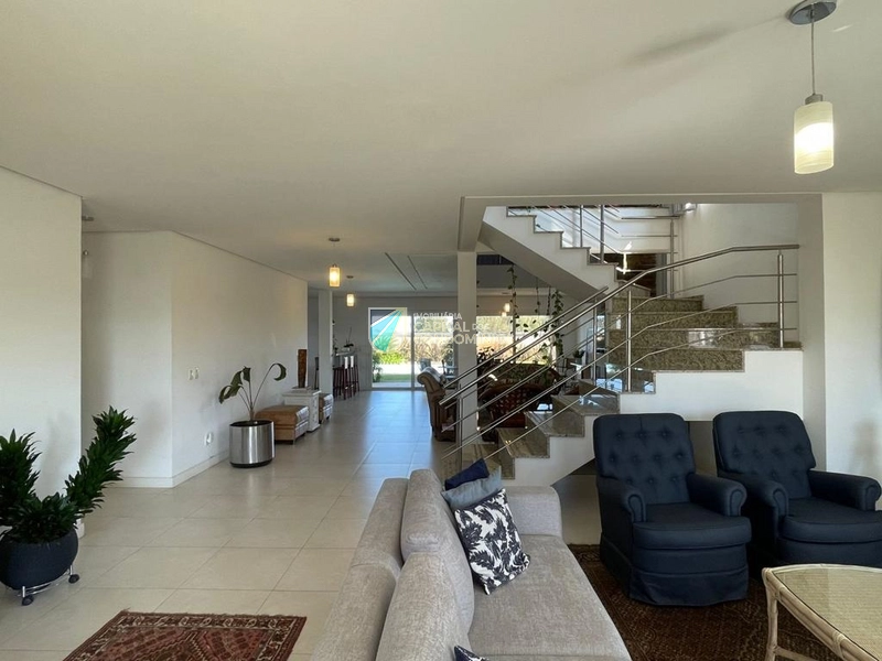 Sobrado com piscina: 8ª foto da galeria de imagens do imóvel