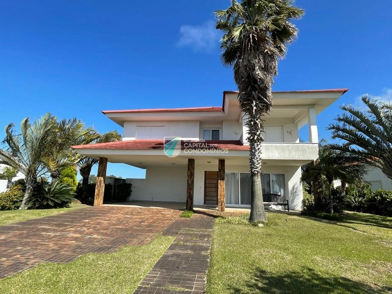 Sobrado com piscina: 2ª foto da galeria de imagens do imóvel