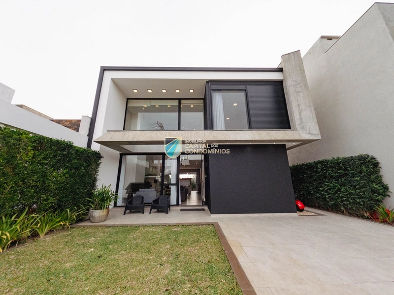 Sobrado mobiliado e decorado no Condomínio Malibu