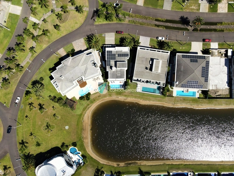 Sobrado beira lago no Condomínio Enseada em Xangri-lá: 2ª foto da galeria de imagens do imóvel
