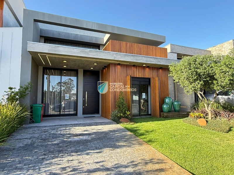 Casa térrea com piscina no Sunset