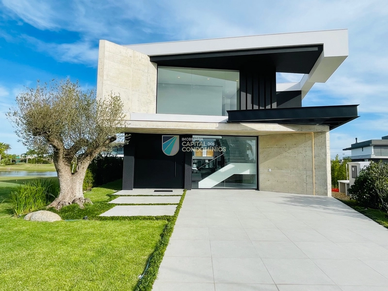 Sobrado mobiliado no Condomínio Sense em Xangri-lá.