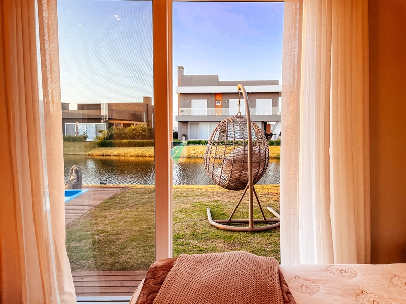 Casa 4 suítes beira lago: 40ª foto da galeria de imagens do imóvel