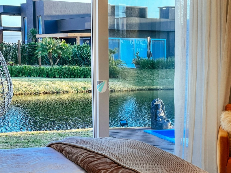 Casa 4 suítes beira lago: 35ª foto da galeria de imagens do imóvel