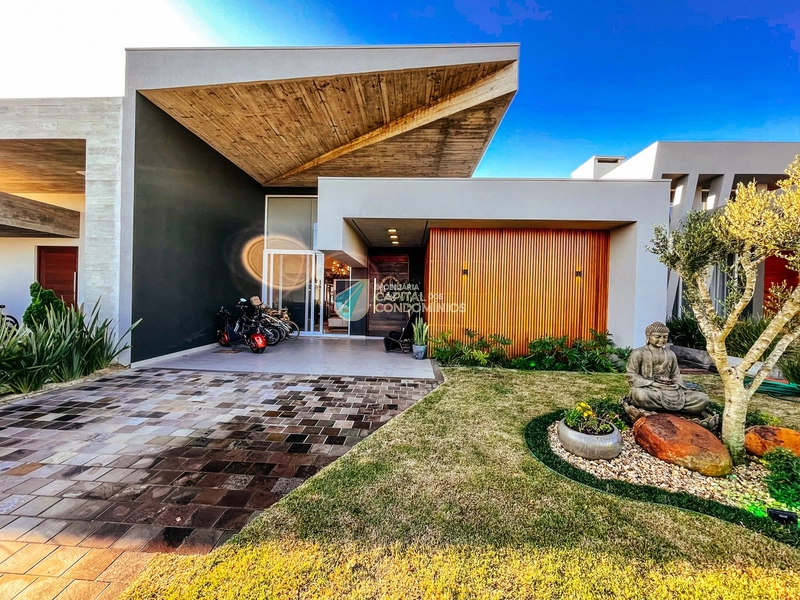 Casa 4 suítes beira lago: 1ª foto da galeria de imagens do imóvel
