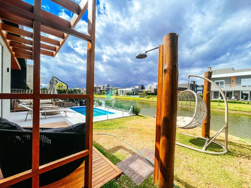 Casa 4 suítes beira lago: 31ª foto da galeria de imagens do imóvel