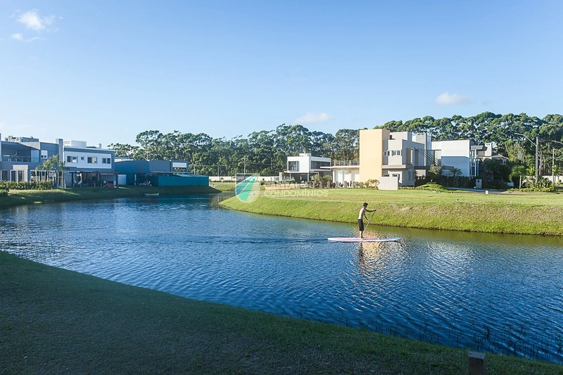 Terreno beira lago no condomínio Malibu: 2ª foto da galeria de imagens do imóvel