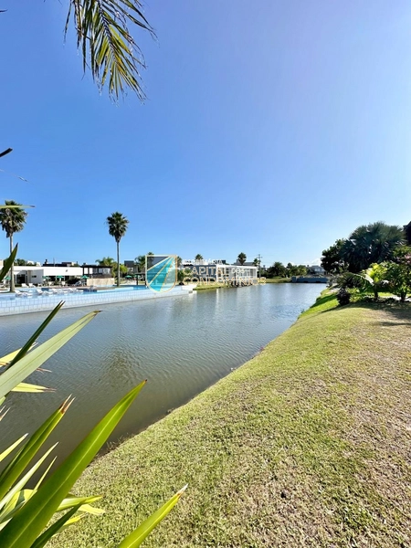 Terreno beira lago no condomínio Malibu: 9ª foto da galeria de imagens do imóvel