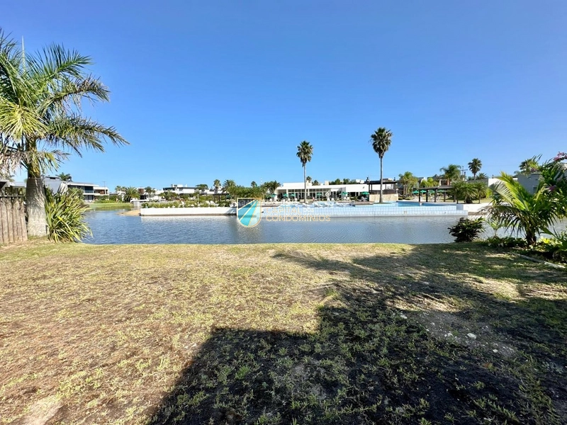Terreno beira lago no condomínio Malibu: 1ª foto da galeria de imagens do imóvel