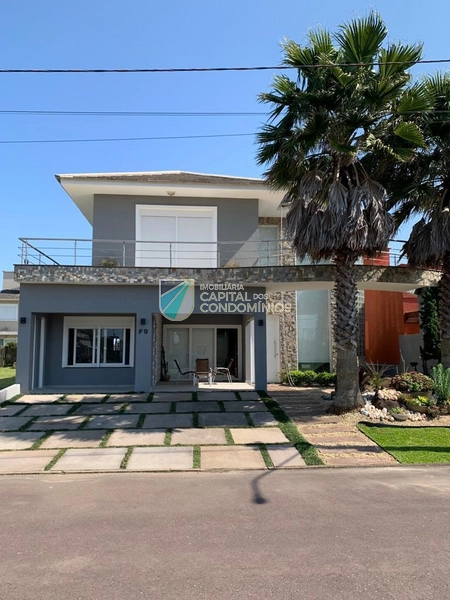 Sobrado em condomínio beira mar