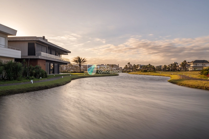 Terreno com fundos para o lago no condomínio Playa Vista: 3ª foto da galeria de imagens do imóvel