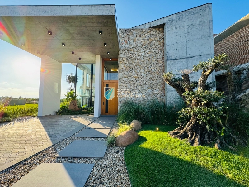 Sobrado com vista para a Lagoa dos Quadros no Condomínio Capão Ilhas